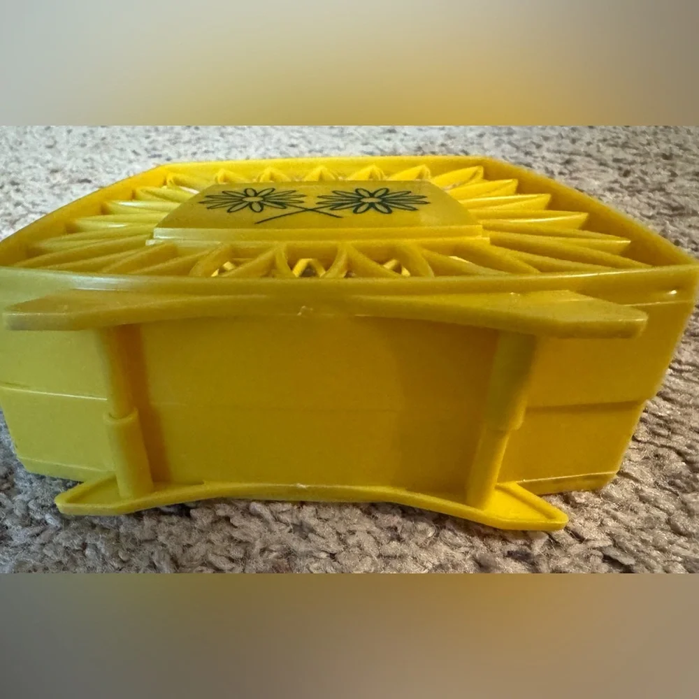 Vintage Plastic Mid Century Yellow Napkin Holder with Green Daisies Retro Hippie - Picture 4 of 5